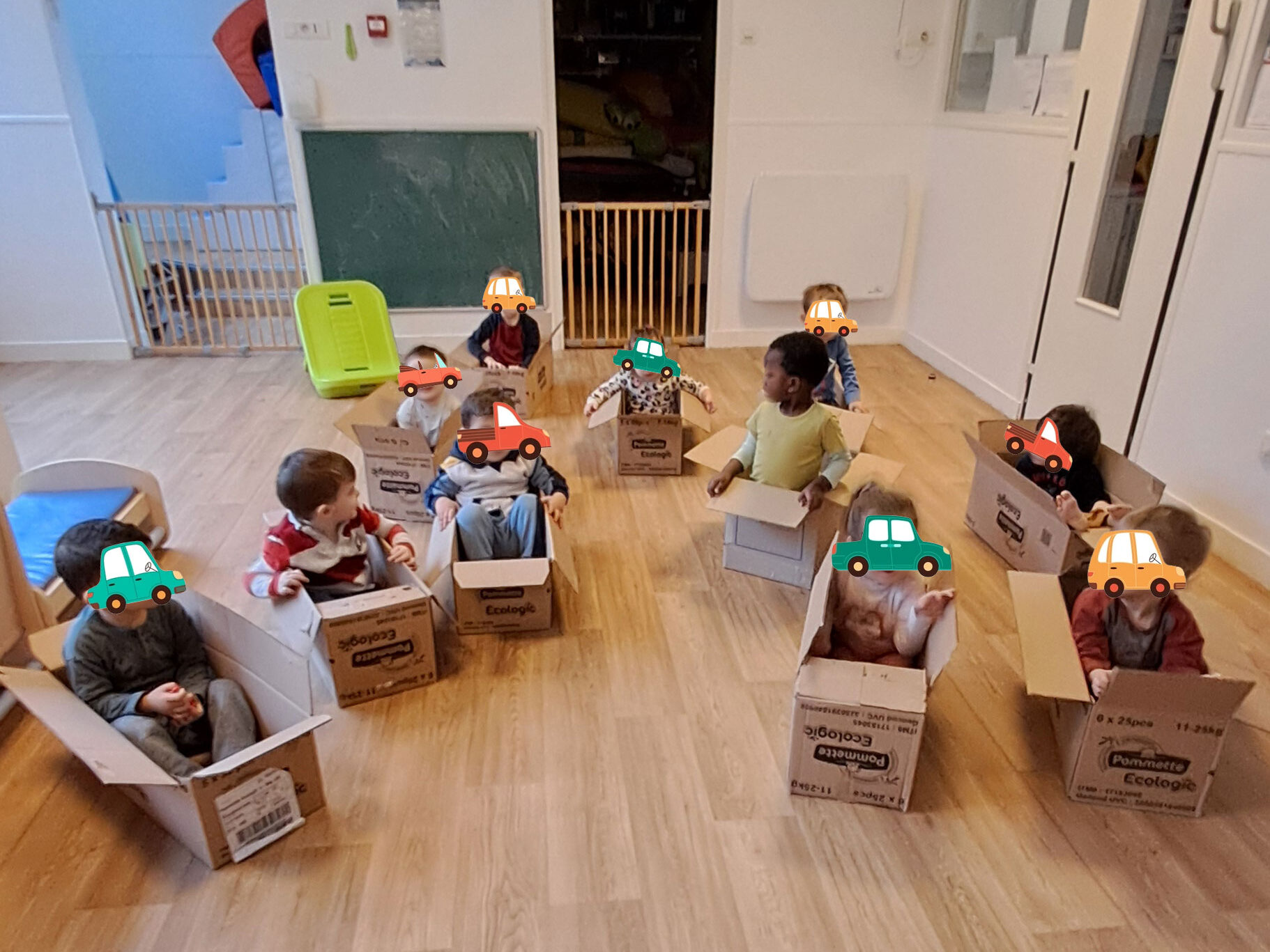 Des enfants + des cartons + des feutres = des voitures écolos made in Les ateliers du toboggan !