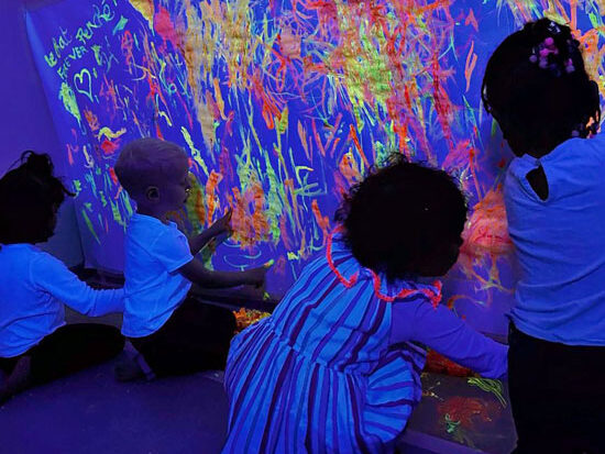 On voit la vie en fluo à la crèche Le chat perché !