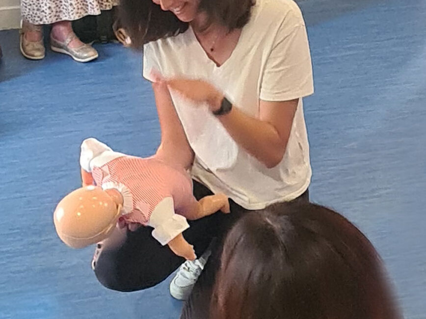 « Sauve qui peut ! » à Tam Tam & Doudous : l’atelier parents pour apprendre les gestes de premiers secours