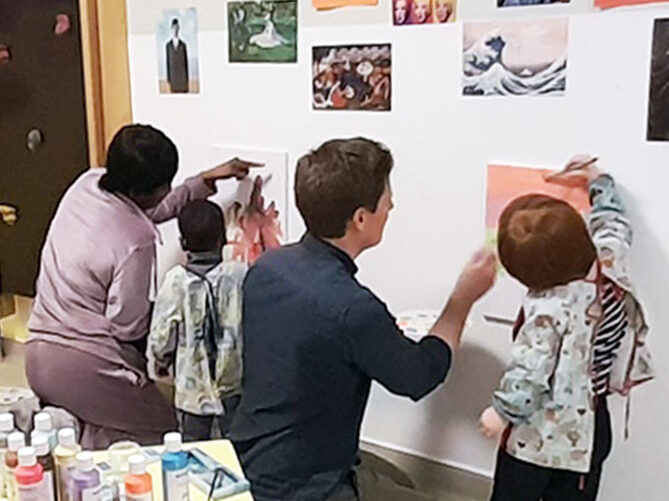 Une équipe passionnée + un projet de qualité + des familles impliquées = les ateliers artistiques parents-enfants à Charlot !