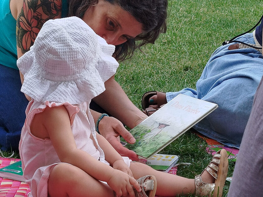 Lecture en plein air pour les enfants de la crèche Morland !