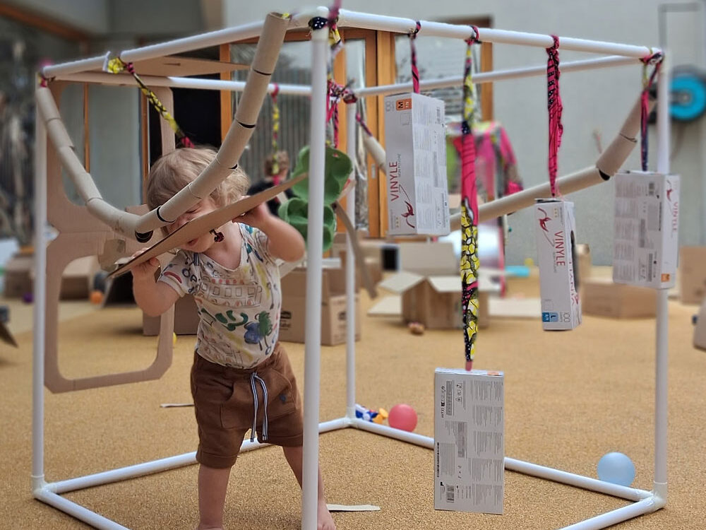 Atelier 100% cartonné à la crèche La caserne de Reuilly
