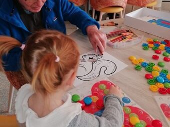 Grandir ensemble : le projet intergénérationnel de la crèche Part’âges